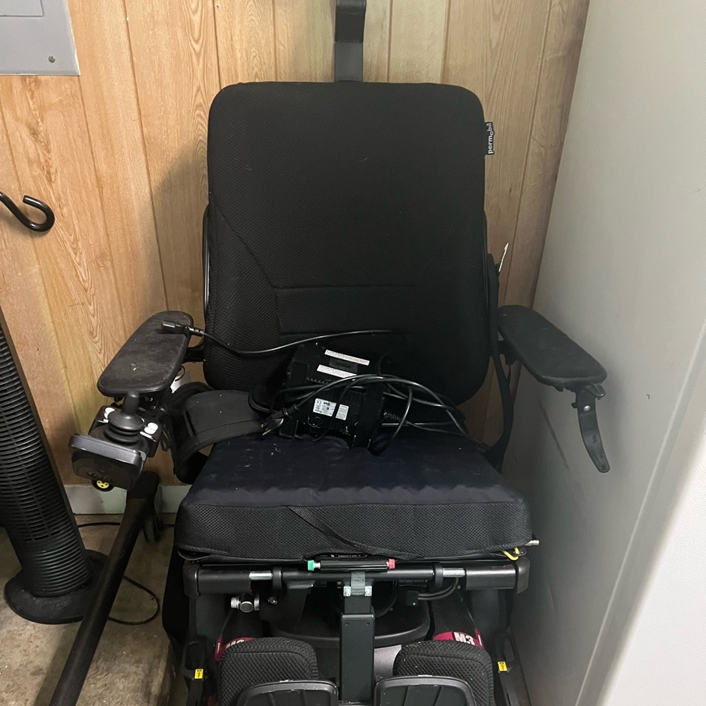 Motorized wheel chair only used a few times all components